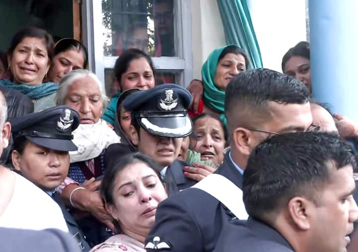 नमांश और अफशां की पहली मुलाकात पठानकोट में उनकी पहली पोस्टिंग के दौरान हुई थी और बाद में 2014 में उनकी शादी हुई.हिमाचल प्रदेश के खेल मंत्री अनिल गोमा, हिमाचल प्रदेश पर्यटन विकास निगम के अध्यक्ष आर.एस. बाली, भाजपा नेता एवं पूर्व विधानसभा अध्यक्ष विपिन परमार, वायुसेना और सेना के अधिकारी, उपायुक्त और पुलिस अधीक्षक अंतिम संस्कार में उपस्थित थे.