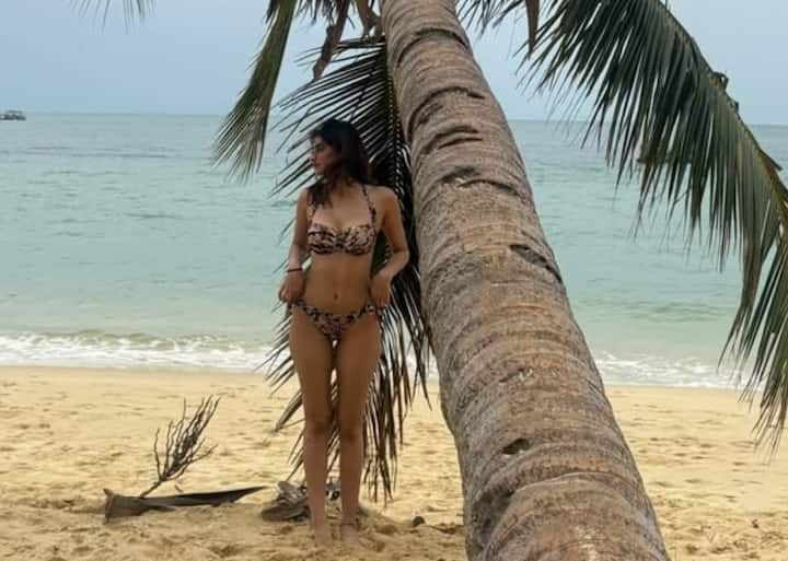 Palak Tiwari is seen flaunting her curvy figure in bikini. In this photo, she is seen lost in the views of the sea.