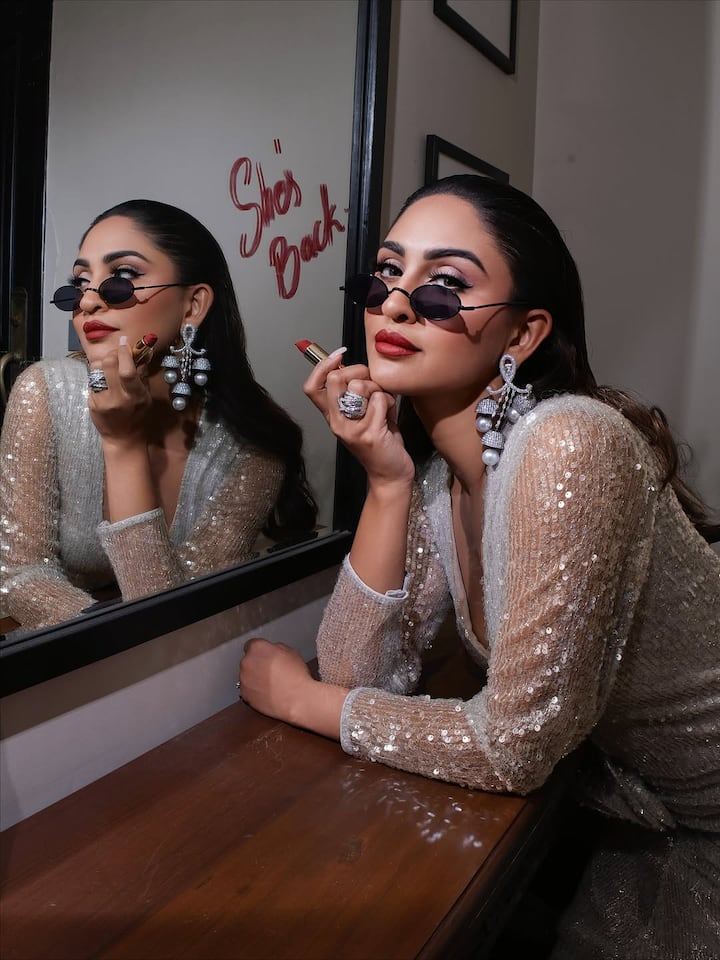 एक्ट्रेस क्रिस्टल डिसूजा ने सिल्वर बॉडीकॉन ड्रेस में अलग-अलग पोज देते हुए फोटो शेयर किए.