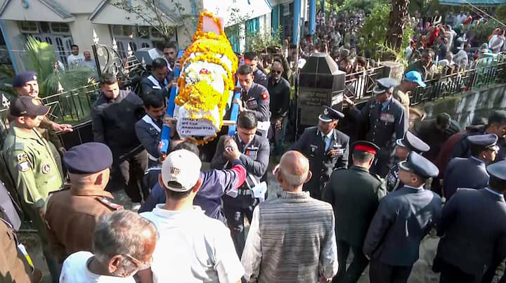 जब काफिला गांव पहुंचा तो स्याल के माता-पिता, वर्दी पहनीं उनकी पत्नी अफशां स्याल और छह वर्षीय बेटी गाड़ी से उतरे, जिनके चेहरों पर स्याल के निधन का शोक साफ नजर आ रहा था.