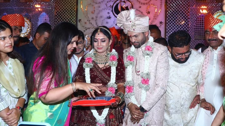 अनंत गर्जे यांच्या पत्नी डॉक्टर गौरी पालवे यांनी गळफास घेऊन आत्महत्या केल्याची धक्कादायक घटना समोर आली आहे. अनंत गर्जे आणि डॉक्टर गौरी पालवे यांचा ७ फेब्रुवारी रोजी विवाह झाला होता. लग्नानंतर अवघ्या दहा महिन्यात त्यांनी वरळीतील राहत्या घरी गळफास घेऊन आत्महत्या केल्याची माहिती समोर आली आहे.