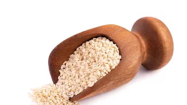 તલના બીજ (Sesame Seeds): ડાયાબિટીસના દર્દીઓને તલ ખાવાની સલાહ આપવામાં આવે છે. તે બ્લડ સુગર લેવલ જાળવવામાં મદદ કરે છે. તેઓ કોલેસ્ટ્રોલને નિયંત્રિત કરવામાં પણ મહત્વપૂર્ણ ભૂમિકા ભજવે છે. તલના બીજ હૃદયરોગના જોખમ પણ ઘટાડે છે. તલના બીજ વિટામિનથી ભરપૂર હોય છે.