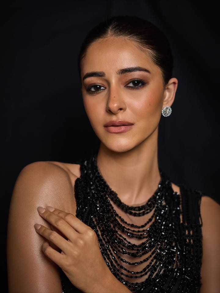 ब्लैक डिजाइनर साड़ी और डीप नेक ब्लाउज में उनका लुक वाकई देखने लायक है. डिजाइनर प्रियंका कपाड़िया ने अपने इंस्टाग्राम हैंडल पर हसीना की तस्वीरों को शेयर कर उनके फैंस को खुश कर दिया है.