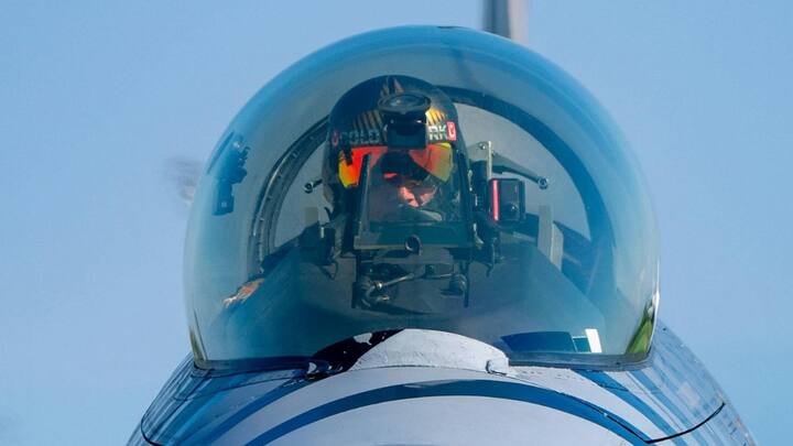 एयर शो पायलट को हाई-स्पीड, कॉम्बैट और मैनुअवर उड़ानों का अनुभव होना चाहिए, जिससे वे भीड़ और स्टेज के आसपास सुरक्षित प्रदर्शन कर सकें. पायलटों का चयन कई परीक्षणों के आधार पर किया जाता है. इसमें शामिल हैं स्टंट उड़ान, प्रिसिजन फ्लाइंग और इमरजेंसी मैनेजमेंट. उन्हें सिखाया जाता है कि अगर इंजन फेल हो जाए या मौसम अचानक बदल जाए, तो कैसे सुरक्षित उड़ान भरी जाए.