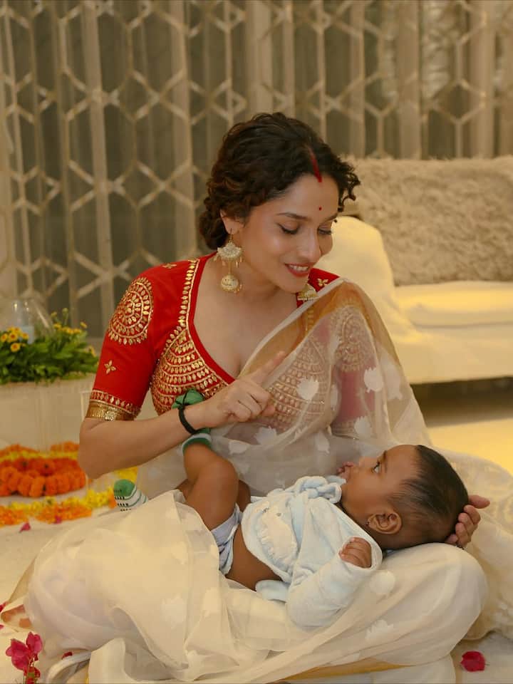 एक्ट्रेस के फैमिली फंक्शन में उनके इस ट्रेडिशनल लुक की बहुत तारीफ भी हो रही है. हमेशा की तरह इस बार भी फैंस उनके इस पारंपरिक अंदाज के दीवाने हो गए है. अपनी प्लेन वाइट साड़ी को उन्होंने डिजाइनर रेड ब्लाउज के साथ पेयर किया.  लॉन्ग इयरिंग्स पहन उन्होंने पूरा लुक कंप्लीट किया.