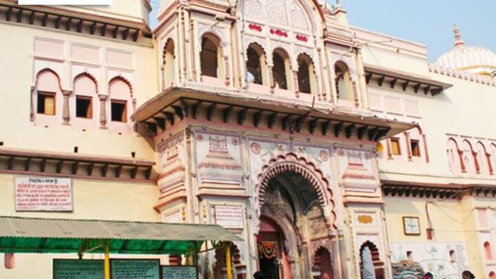 The tradition of salami in Orchha is about 500 years old. It was started by King Madhukarshah. Since then this tradition has continued continuously.