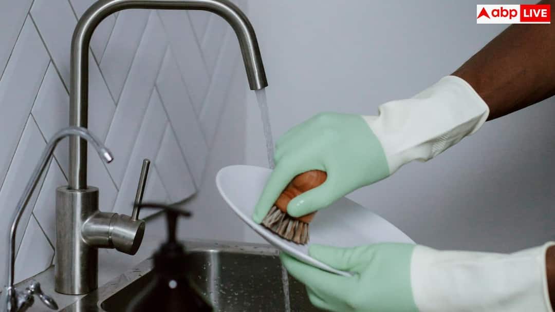 Why Billionaires Like Bill Gates And Jeff Bezos Wash Their Own Dishes And How It Sparks Their Best Ideas Billionaire Routine: अपने घर में बर्तन क्यों धोते हैं बिल गेट्स से लेकर जेफ बेजोस तक, क्या इससे आते हैं बेस्ट आइडिया?