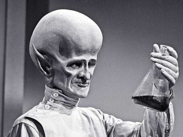 The next name in this list is 'The Outer Limits'. This show aired on Hollywood TV channels from 1963 to 1965. Each episode is so entertaining that you will not be able to take your eyes off the screen. Along with horror, a perfect balance of science fiction, supernatural and fantasy elements will also be seen in it. Enjoy this classic series on Prime Video.