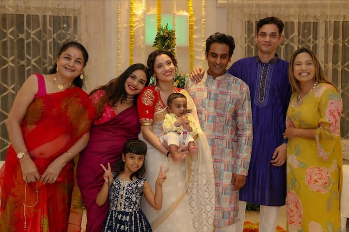 इस मौके पर एक्ट्रेस का पूरा परिवार मौजूद रहा और सभी ने एक दूसरे के साथ जमकर पोज भी दिए. सभी ने अपने स्टाइलिश आउटफिट से माहौल को और भी रंगीन बना दिया.