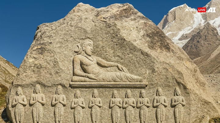 2013 में केदारनाथ घाटी पर हुए भीषण आपदा ने सब को झकझोर के रख दिया था. जिसमें पहाड़ों के टूटने के बाद चट्टानों ने मंदिर को घेर लिया था. मगर उन चट्टानों को लेकर एक नया चमत्कार सामने आ रहा है, जहां उन चट्टानों पर भगवान शिव के अद्भुत स्वरूप दिखाई देने लगे हैं.