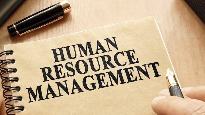 જો તમે 1 વર્ષનો કાર્યકાળ પૂર્ણ કર્યો હોય અને કંપની ગ્રેચ્યુઈટી આપતી ન હોય, તો આક્રમક થવાને બદલે સૌ પ્રથમ શાંતિથી વાતચીતનો માર્ગ અપનાવો. તમારા HR મેનેજર અથવા રિપોર્ટિંગ હેડનો સંપર્ક કરો. ઘણીવાર માત્ર ગેરસમજ (Miscommunication) અથવા અપડેટના અભાવે પેમેન્ટ અટક્યું હોય છે. તમારી પાસે રહેલા જોઈનિંગ લેટર અને સર્વિસના પુરાવા સાથે રજૂઆત કરો અને જણાવો કે નવા નિયમો મુજબ તમે ગ્રેચ્યુઈટીના હકદાર છો. મોટાભાગના કિસ્સાઓમાં મામલો અહીં જ ઉકેલાઈ જાય છે.