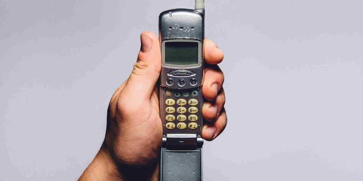 ప్రారంభంలో Nokia 150 Dual SIM ధర 2059 రూపాయలుగా నిర్ణయించారు. కాలక్రమేణా ధరలో మార్పులు వచ్చాయి. ప్రస్తుతం ఈ ఫోన్ అమెజాన్లో దాదాపు 2344 రూపాయలకు లభిస్తుంది. భారతదేశంలో మొబైల్ వినియోగ అలవాటును మార్చడంలో ఈ ఫోన్ చాలా పెద్ద పాత్ర పోషించింది. ఒకే పరికరంలో రెండు నంబర్ల పరిష్కారం అందించడం ద్వారా ఇది లక్షలాది మంది వినియోగదారుల జీవితాలను సులభతరం చేసింది. ఆ తర్వాత డ్యూయల్ సిమ్ ఫీచర్ మొత్తం పరిశ్రమకు ప్రమాణంగా మారింది.