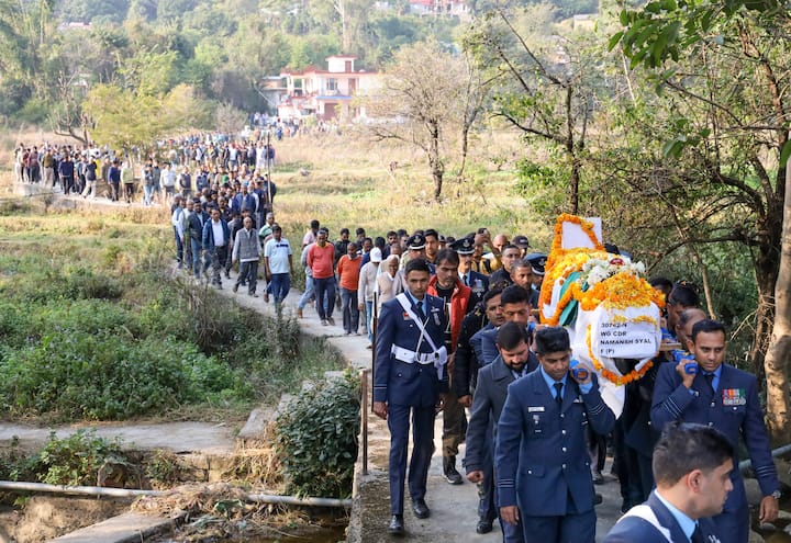  उनके पार्थव शरीर को रविवार को तमिलनाडु के सुलुर एयर फोर्स बेस लाया गया, जहां उन्हें पूर्ण सैन्य सम्मान के साथ श्रद्धांजलि दी गई. बाद में, शव को हिमाचल प्रदेश के गग्गल हवाई अड्डे पर लाया गया और फिर सेना के एक ट्रक में फूलों से सजाकर उनके पैतृक गांव पटियालकर ले जाया गया. 