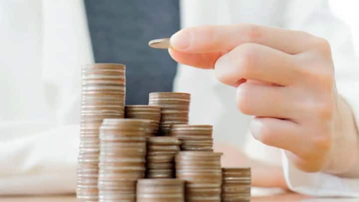 If the company does not pay gratuity within 30 days even after the order of the Labor Commissioner. So the matter becomes more difficult. Now the officer can initiate legal action against the company. This may result in a fine and in some cases, there is also a provision of six months to two years in jail.