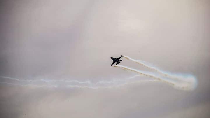 यह सुनिश्चित करता है कि पायलट तेज गति, तेजी से बदलती परिस्थितियों और जोखिम भरे हालात में भी नियंत्रण बनाए रख सके. एक्सपर्ट बताते हैं कि सिर्फ घंटे भर की उड़ान या सामान्य विमान उड़ाना पर्याप्त नहीं होता.