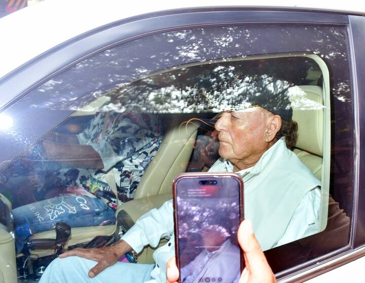 सलमान खान के पिता सलीम खान भी धर्मेंद्र के अंतिम संस्कार में शामिल हुए थे. वो भी एक्टर को खोकर काफी दुखी थे.
