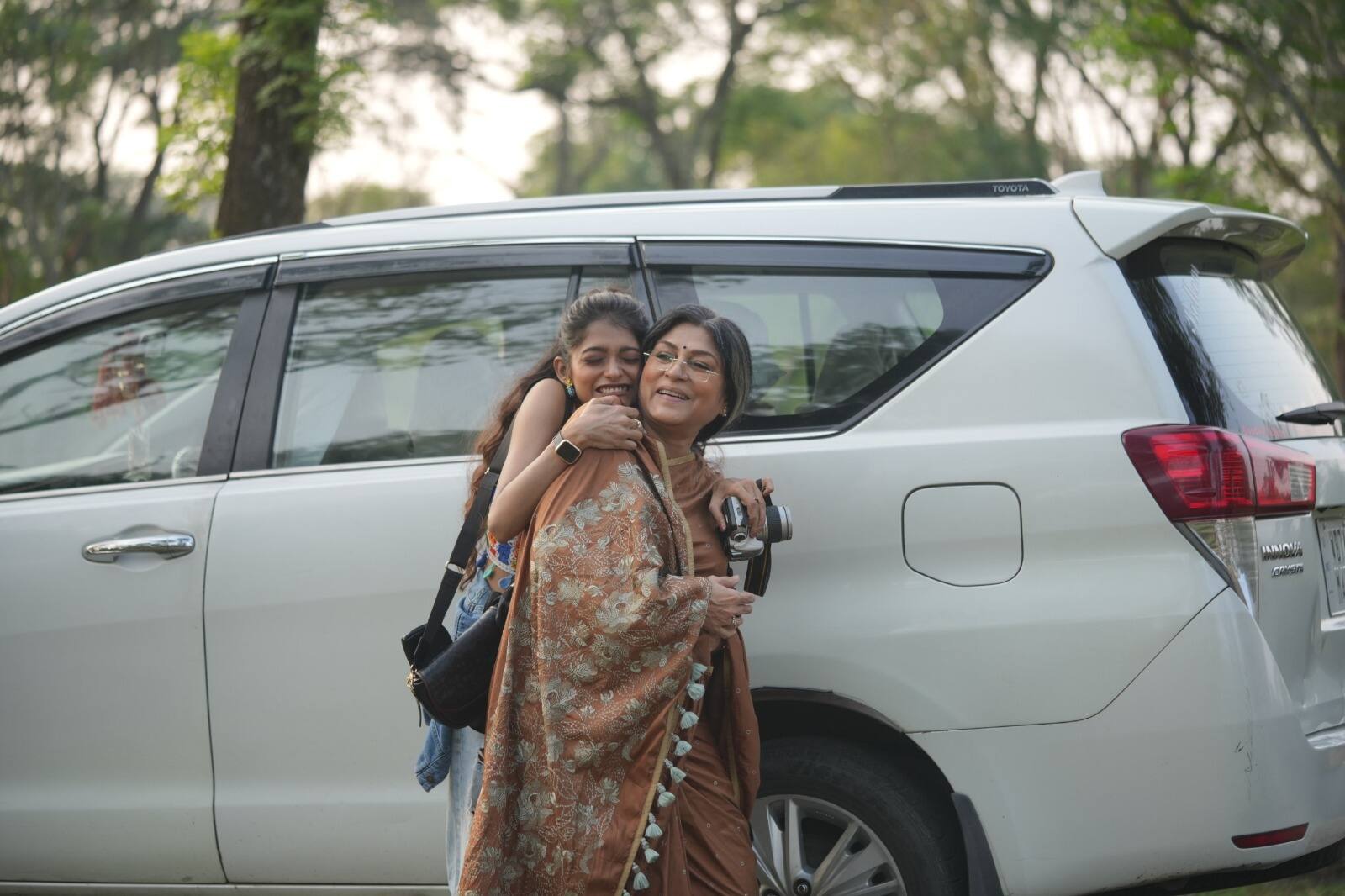 Roopa Ganguly: 'কফি হাউজের সেই আড্ডা'-র ৬ বন্ধুর গল্প এবার সিনেমার পর্দায়! মুখ্যভূমিকায় রূপা গঙ্গোপাধ্যায়