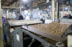 PHOTOS: इधर विपक्ष बना रहा माहौल… उधर काम में लगे नीतीश कुमार, बिस्कुट से लेकर जूता फैक्ट्री घूम रहे