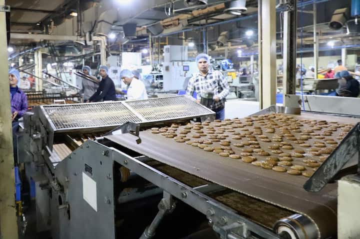 चुनाव में करारी हार के बाद विपक्ष कई तरह के सवाल उठा रहा है. एनडीए की जीत को साजिश बताने में लगा है तो वहीं नीतीश कुमार इन सबसे अलग होकर अपने काम में जुट गए हैं.