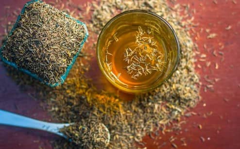 खाली पेट जीरे का पानी मेटाबॉलिज्म को तेज़ करता है और फैट बर्न करने में मदद करता है, जिससे शरीर से अतिरिक्त चर्बी कम होती है। रात भर भिगोए हुए जीरे को उबालकर खाली पेट पीने से वजन कम करने में मदद मिल सकती है।