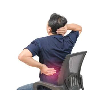 ਰੀੜ੍ਹ ਦੀ ਸਿਹਤ ਨੂੰ ਚੰਗਾ ਰੱਖਣ ਲਈ ਕੁਝ ਆਸਾਨ ਗੱਲਾਂ ਧਿਆਨ ਵਿੱਚ ਰੱਖੋ। ਇੱਕੋ ਪੋਸ਼ਚਰ ਵਿੱਚ ਬਹੁਤ ਲੰਮੇ ਸਮੇਂ ਲਈ ਬੈਠਣ ਤੋਂ ਬਚੋ। ਜੇ ਲੰਮੇ ਸਮੇਂ ਬੈਠੇ ਹੋ, ਤਾਂ ਹਰ 30-40 ਮਿੰਟ ਬਾਅਦ ਖੜੇ ਹੋ ਕੇ ਸਰੀਰ ਨੂੰ ਸਟ੍ਰੈਚ ਕਰੋ। ਫੋਨ ਨੂੰ ਝੁਕ ਕੇ ਵਰਤੋਂ ਨਾ ਕਰੋ। ਗਰਦਨ ਅਤੇ ਕਮਰ ਦੀ ਸਟ੍ਰੈਚਿੰਗ ਕਰੋ ਅਤੇ ਪਿੱਠ ਨੂੰ ਸਿੱਧਾ ਰੱਖ ਕੇ, ਪੈਰਾਂ ਨੂੰ ਜ਼ਮੀਨ 'ਤੇ ਟਿਕਾ ਕੇ ਬੈਠੋ। ਇਹ ਆਦਤਾਂ ਰੀੜ੍ਹ ਦੀ ਹੱਡੀ ਮਜ਼ਬੂਤ ਅਤੇ ਸਿਹਤਮੰਦ ਰੱਖਣ ਵਿੱਚ ਮਦਦਗਾਰ ਹੁੰਦੀਆਂ ਹਨ।