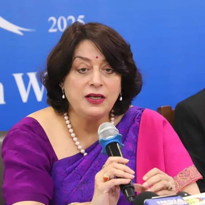 परीक्षा का पहला चरण है प्रीलिम्स. यह स्क्रीनिंग टेस्ट होता है जिसमें दो पेपर शामिल होते हैं GS पेपर और CSAT पेपर. GS पेपर के अंक मेरिट के लिए गिने जाते हैं, जबकि CSAT सिर्फ क्वालिफाइंग होता है. प्रीलिम्स पास करने के बाद उम्मीदवार को मेन परीक्षा में बैठने का मौका मिलता है.