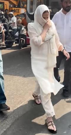 धर्मेंद्र के अंतिम संस्कार में कौन कौन शामिल हुआ, विले पार्ले श्मशान घाट से आई हैं ये तस्वीरें