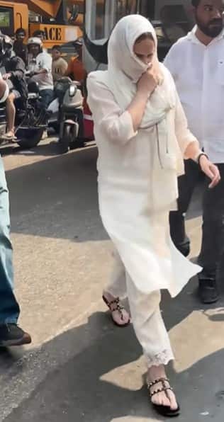 दिग्गज एक्टर धर्मंद्र का पूरा परिवार एक्टर की मौत से सदमे में हैं. उनकी लाडली बेटी ईशा देओल श्मशान घाट अपने पिता के अंतिम दर्शन करने पहुंचे.