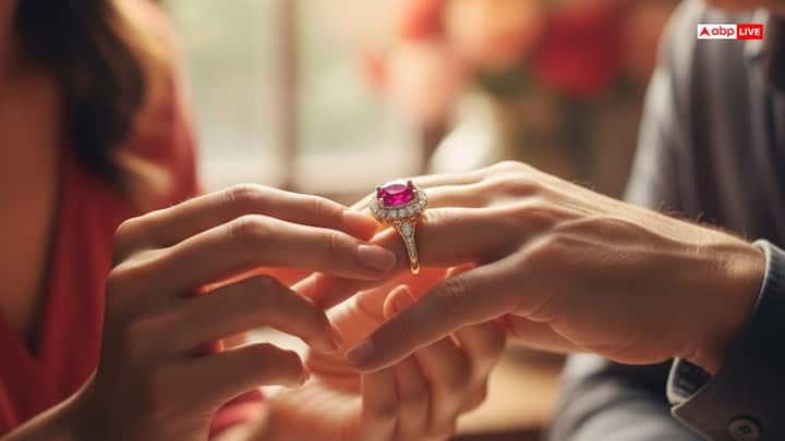 रत्नशास्त्र में मान्यता है कि माणिक्य प्रेम संबंधों में को और मजबूत करता है. एक दूसरे के प्रति समझदारी बढ़ाता है. मान्यता है कि अगर आप किसी से प्रेम करते हैं तो लाल माणिक्य जड़ित अंगूठी जीवनभर के लिए यादगार उपहार बन सकती है.