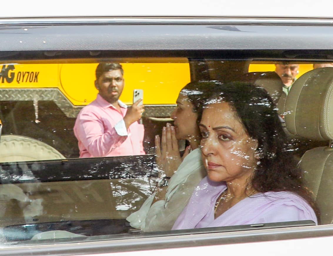 रोकर जोड़े हाथ, धर्मेंद्र के अंतिम संस्कार के बाद हेमा मालिनी की पहली वीडियो आई सामने