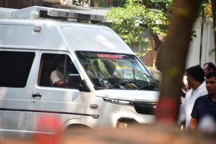 Many Bollywood celebs also reached Dharmendra's house. Aamir Khan had reached Dharmendra's funeral.