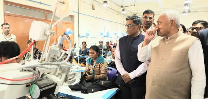 नीतीश कुमार ने लगातार दौरा कर यह साफ कर दिया है कि बिहार के विकास कार्य में वो जुट गए हैं. दूसरी ओर विपक्ष की ओर से बयानबाजी जारी है. कई तरह के आरोप लगाए जा रहे हैं और सवाल उठाए जा रहे हैं.