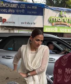 धर्मेंद्र के अंतिम संस्कार में कौन कौन शामिल हुआ, विले पार्ले श्मशान घाट से आई हैं ये तस्वीरें