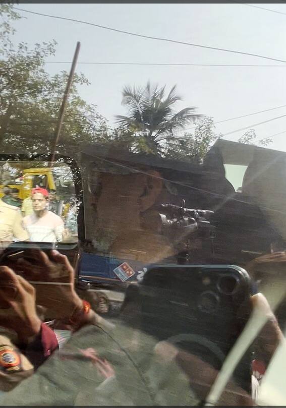 Abhishek Bachchan and Amitabh Bachchan also attended Dharmendra's funeral.
