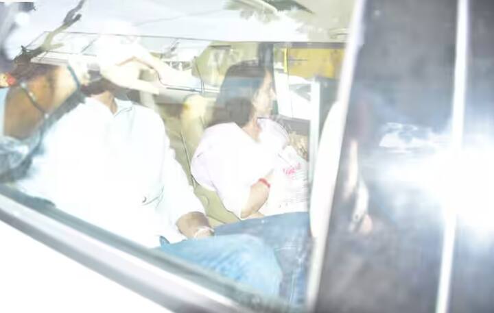 धर्मेंद्र यांच्या अंत्यदर्शनाला बॉलीवूडमधील अनेक सेलिब्रिटी पोहोचले होते.