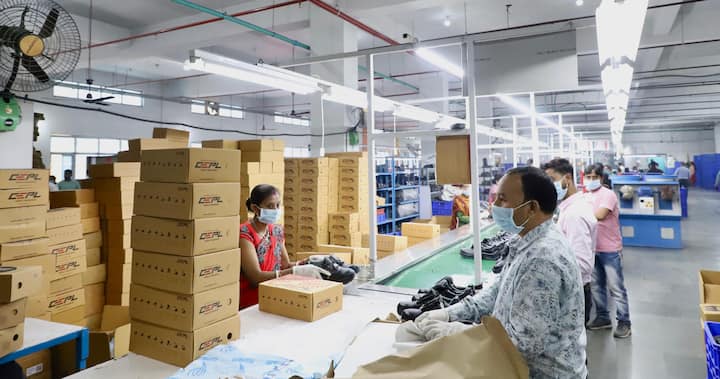 मुख्यमंत्री नीतीश कुमार न्यू जील फैशन वियर पहुंचे. यहां काम करने वाली महिलाओं से उन्होंने बातचीत. महिलाओं के मन में भी जो था उन्होंने बताया.