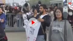 इंडिया गेट के पास लगे 'लाल सलाम' के नारे, वायु प्रदूषण के खिलाफ प्रोटेस्ट में नक्सली हिडमा का समर्थन!