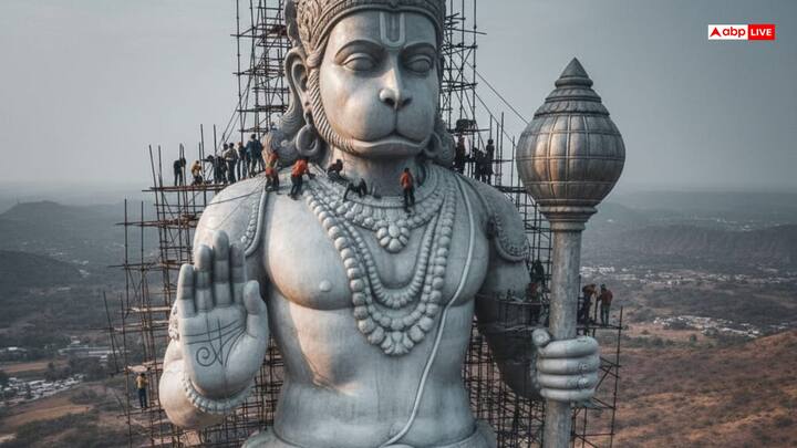 200 टन के वजन की इस प्रतिमा को बनाने में 80 लोगों की टीम लगी हुई है. काम लगभग 95 फीसदी पूरा हो चुका है. उम्मीद है कि बसंत पंचमी के दिन इसे आमलोगों के दर्शन के लिए खोल दिया जाएगा.