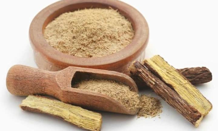 मुलेठी को लोग अक्सर चाय, काढ़ या स्वाद बढ़ाने के लिए उपयोग करते हैं. लेकिन असली मुलेठी ब्लड प्रेशर बढ़ा सकती है और शरीर में पोटेशियम का लेवल कम कर सकती है. कई लोग बिना जाने मुलेठी वाली ड्रिंक या सप्लीमेंट्स ले लेते हैं जो दिल की के लिए खतरनाक हो सकता है.