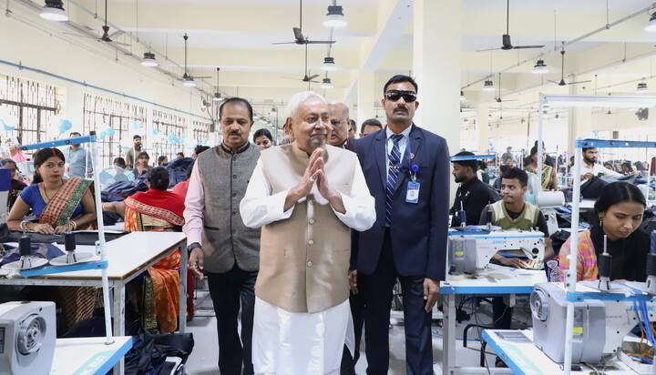 मुख्यमंत्री नीतीश कुमार कामकाज को देखकर खुश हुए. यहां कैसे क्या कुछ काम हो रहा है इसके बारे में भी मुख्यमंत्री को बताया गया.