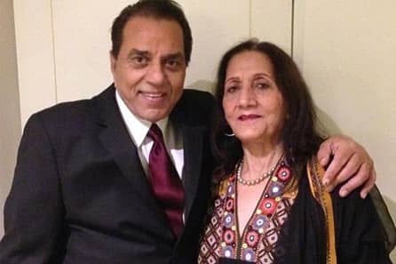 धर्मेंद्र की पहली पत्नी का नाम प्रकाश कौर है, जो लाइमलाइट से दूर रहना पसंद करती हैं. एक्टर ने प्रकाश कौर संग 1954 में अरेंज्ड मैरिज की थी.