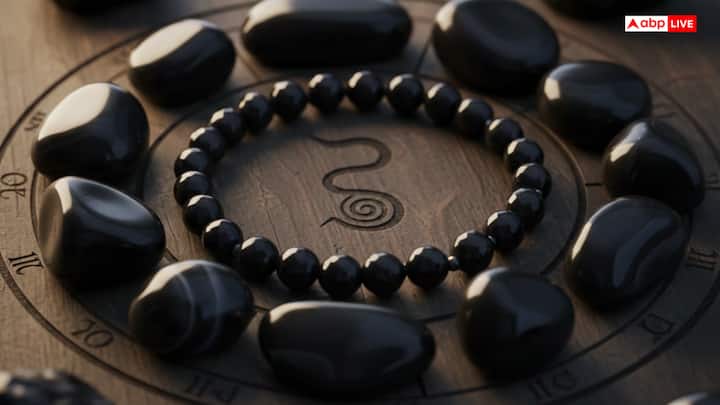 काला हकीक वृषभ, मिथुन, कन्या, तुला, मकर और कुंभ राशि के लोग धारण कर सकते हैं, खासकर यदि उनकी कुंडली में शनि या राहु सकारात्मक हों. यह रत्न उन लोगों के लिए भी लाभकारी है जिन पर शनि की साढ़ेसाती या ढैय्या चल रही हो, क्योंकि यह शनि के अशुभ प्रभावों को कम करता है.