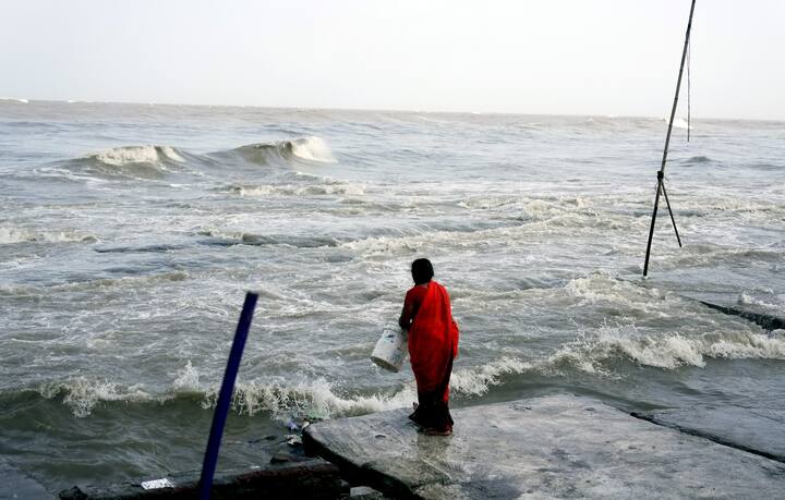 দক্ষিণ আন্দামান সাগর ও সংলগ্ন মালাক্কা প্রণালীতে তৈরি নিম্নচাপ সুস্পষ্ট নিম্নচাপে পরিণত। এটি ক্রমশ ও পশ্চিম ও উত্তর-পশ্চিম দিকে এগোচ্ছে। সোমবার সিস্টেমটি দক্ষিণ-পূর্ব বঙ্গোপসাগর এবং সংলগ্ন দক্ষিণ আন্দামান সাগরে গভীর নিম্নচাপে রূপান্তরিত হওয়ার সম্ভাবনা।