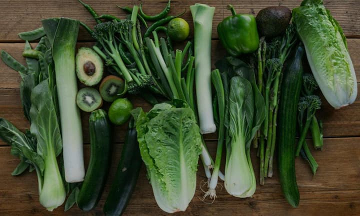 People in these areas eat mostly plant-based foods like pulses, vegetables, whole grains and nuts. At the same time, these people consume very little meat and processed food. This type of diet keeps inflammation in the body low and protects from problems like heart disease, diabetes and dementia. Another special thing is that these people stop eating only when their stomach is 80 percent full.