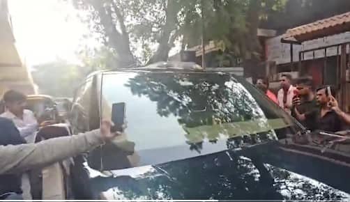 एक्टर संजय दत्त भी धर्मेंद्र के अंतिम संस्कार में शामिल होने के लिए श्मशान घाट पहुंच चुके हैं.