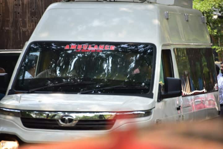 Let us tell you that Dharmendra's health had worsened today. After this the news of his demise came. An ambulance was also seen outside Dharmendra's house.