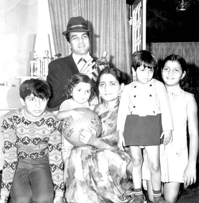 धर्मेंद्र की पहली पत्नी प्रकाश कौर पंजाबन हैं, जिन्हें सादगी के साथ रहना बेहद पसंद है. एक्टर ने खुद कई इंटरव्यू में बताया था कि फिल्मों में आने से पहले उन्होंने शादी कर ली थी.