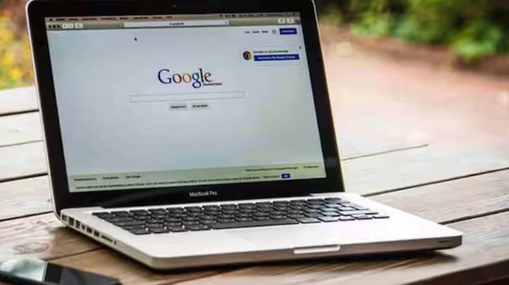 જો તમારી સિસ્ટમ અચાનક કોઈપણ ટેકનિકલ સમસ્યાઓ વિના ક્રેશ થવા લાગે તો સૌ પ્રથમ ધ્યાન રાખવું જોઈએ. વાયરસ અને માલવેર સિસ્ટમ ફાઇલો સાથે ચેડા કરે છે, જેના કારણે તમારું લેપટોપ વારંવાર ફ્રીજ થાય છે અને એપ્લિકેશનો ખુલવાનો ઇનકાર કરે છે. આ ઘણીવાર પ્રારંભિક તબક્કાનો સંકેત છે જ્યારે વાયરસ સિસ્ટમને સંપૂર્ણપણે કબજે કરવાનો પ્રયાસ કરી રહ્યો છે.