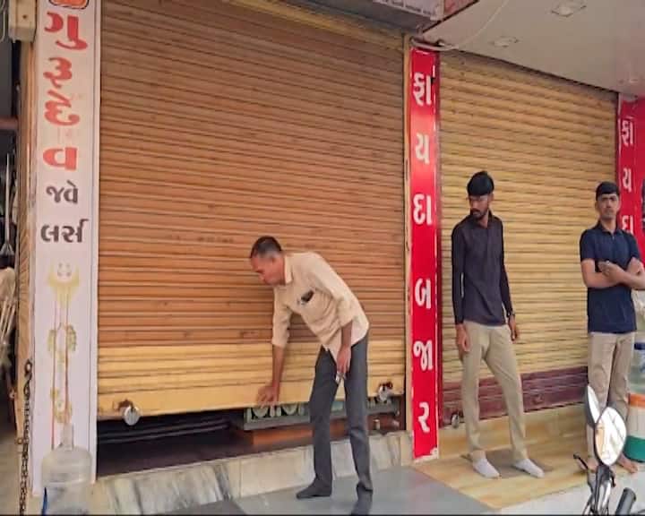 મેવાણીના વિરોધમાં થરાદમાં લોકો રસ્તા પર ઉતર્યા હતા. પોલીસના સમર્થનમાં થરાદના વેપારીઓએ બજારો બંધ રાખી હતી. મેવાણીએ આપેલી ધમકી સામે થરાદમાં આક્રોશ જોવા મળ્યો હતો. થરાદમાં મહિલાઓએ પ્લેયકાર્ડ સાથે વિરોધ પ્રદર્શન કર્યું હતું. હાથમાં બેનર-પોસ્ટર સાથે મેવાણીનો વિરોધ કર્યો હતો. બજારો સ્વયંભૂ બંધ રાખી વેપારીઓએ પોલીસને સમર્થન આપ્યું હતું.