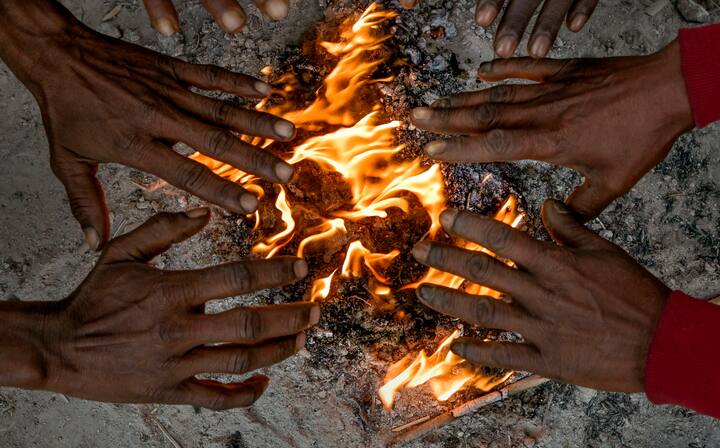 আজ সর্বনিম্ন তাপমাত্রা ১৮ ডিগ্রি। গতকাল দিনের সর্বোচ্চ তাপমাত্রা ছিল ২৮.২ ডিগ্রি। বাতাসে জলীয় বাষ্পের পরিমাণ আপেক্ষিক আর্দ্রতা ৪৪ থেকে ৯১ শতাংশ।
